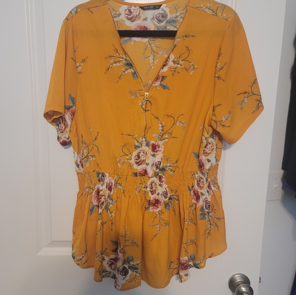 Peplum blouse never worn zipper front. Size 2XL I give bundle discounts